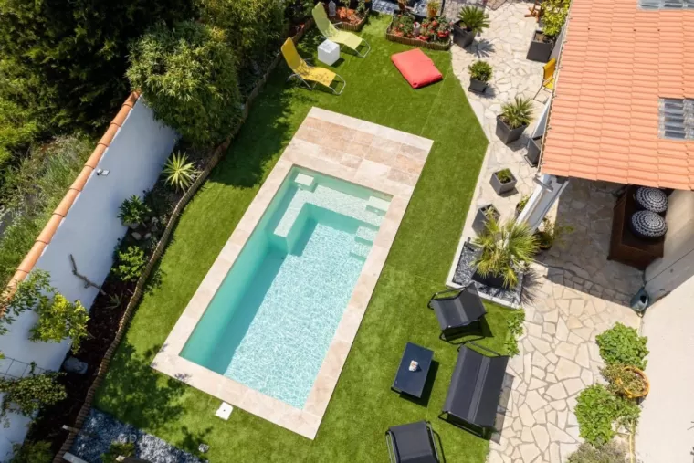 Installation d'une mini-piscine coque polyester à Puy-Guillaume, Clermont-Ferrand, Acti-Commerce