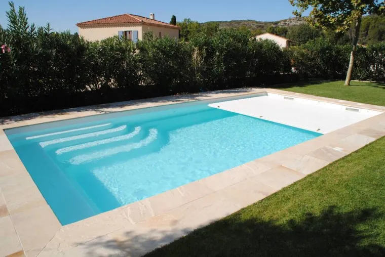 Pose de volet immergé sur une piscine à Clermont-Ferrand, Clermont-Ferrand, Acti-Commerce